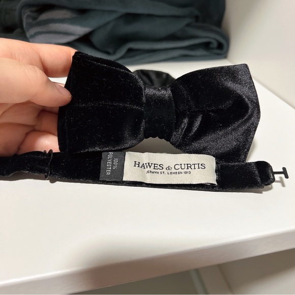 Hawes and Curtis Black Velvet Bow Tie - Ready Tied - Picture 1 of 1